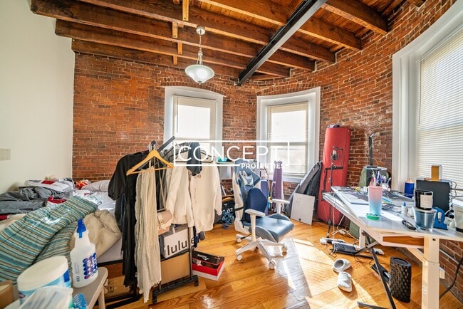 Building Photo - 879 Beacon St