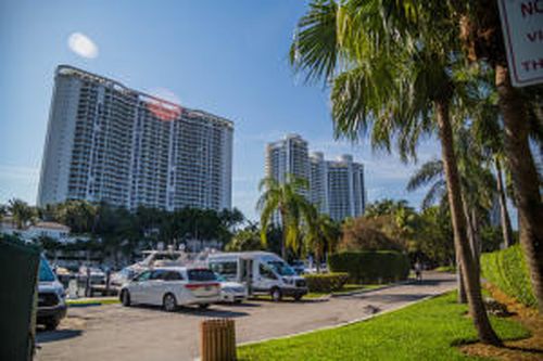 Foto del edificio - 2000 Island Blvd