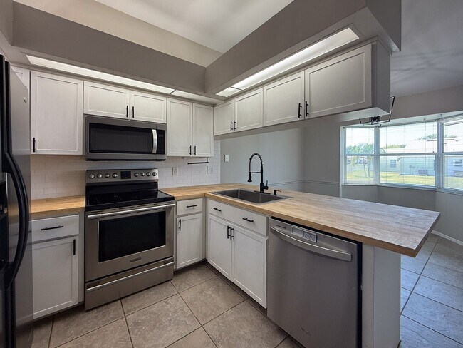 Building Photo - 4217 Avanti Cir