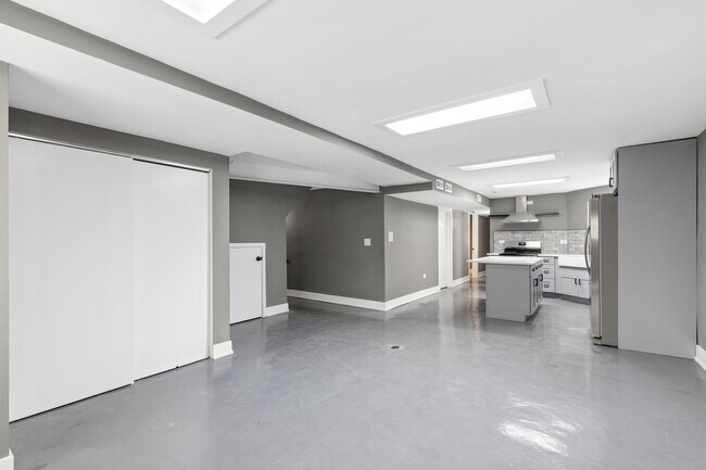 Foto del edificio - 8210 S Marshfield Ave