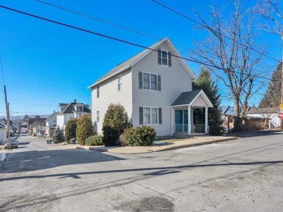 Foto del edificio - 301 E Elm St