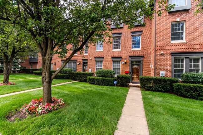 Building Photo - 805 N Sherman Dr