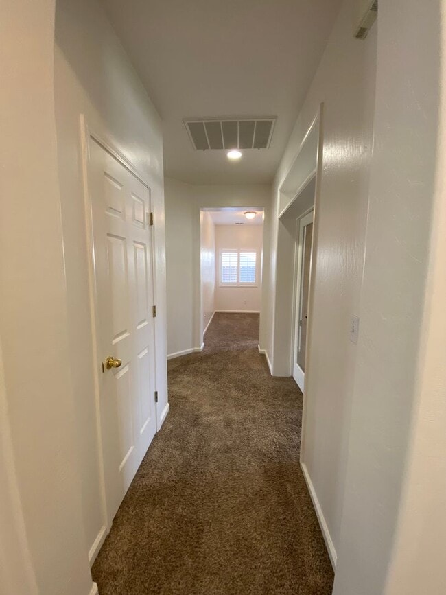 Building Photo - Spacious home with pool Rent Ready!