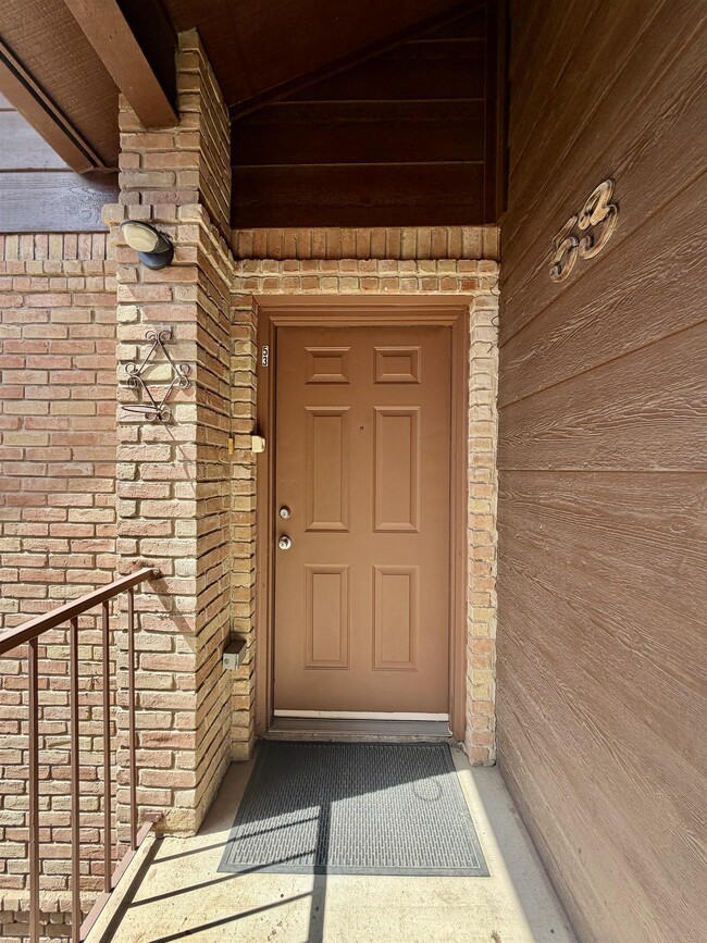 Building Photo - 203 Martingale