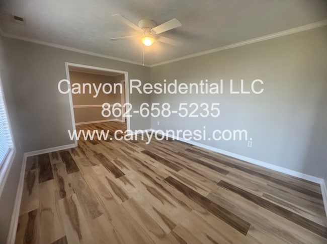 Building Photo - 301 Hawthorn Dr