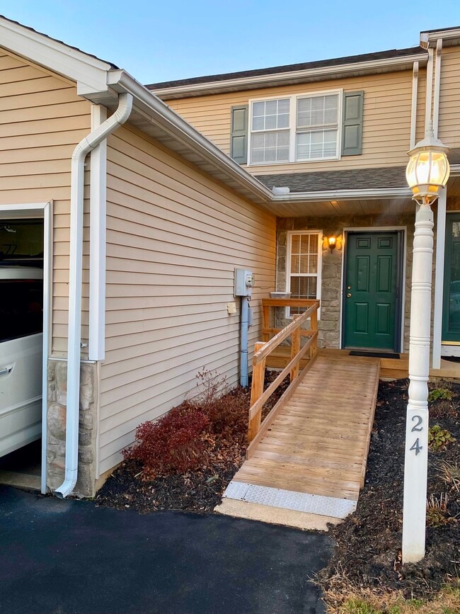 Private Entry - Quiet Area - 24 Sandstone Ct