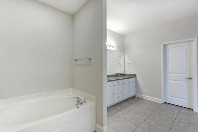 Building Photo - 111 Greeenbriar Dr