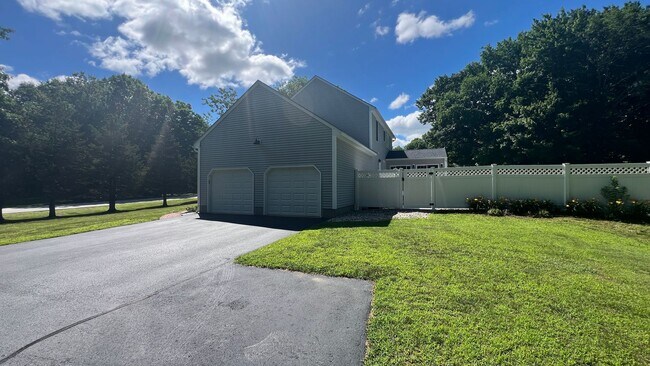 Building Photo - Luxury 3BR Home with Pool, Hot Tub, and Up...