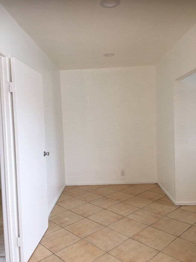 Foto del edificio - 640 N Fuller Ave