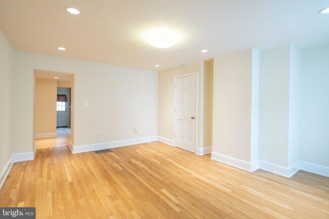Building Photo - 110 Roxborough Ave