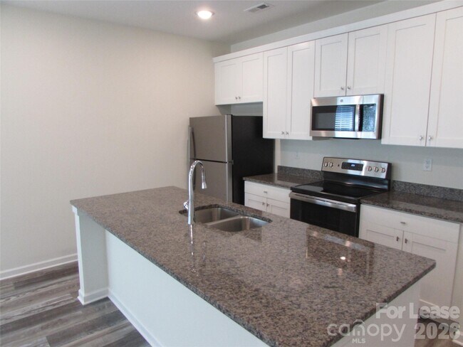 Foto del edificio - 107 Blakeslee Ct