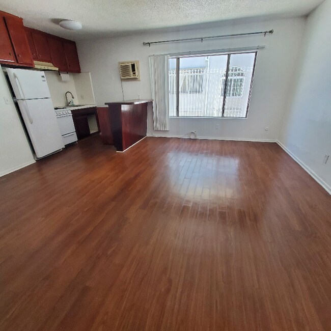 Building Photo - 1826 N Wilton Pl