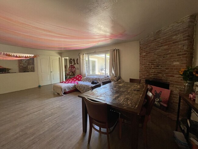Foto del edificio - Great 5 bedroom house with large yard a block from campus available for September move in!