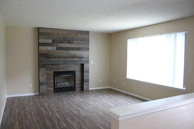 Family rm, gas fireplace - 3131 Goldeneye Pl