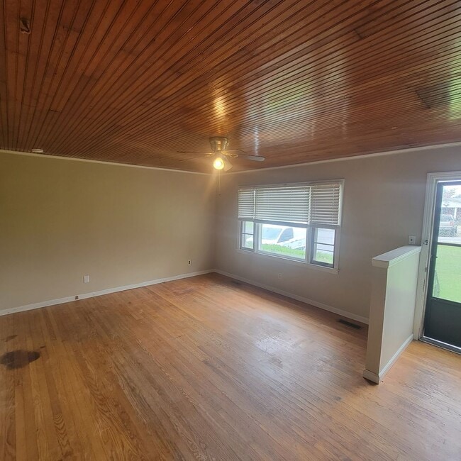 Building Photo - 4 Bedroom, 2 Bathroom Single Family Home-$...