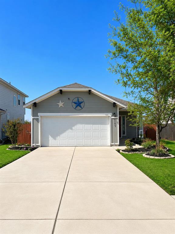 Foto del edificio - 587 Twisted Oaks Ln