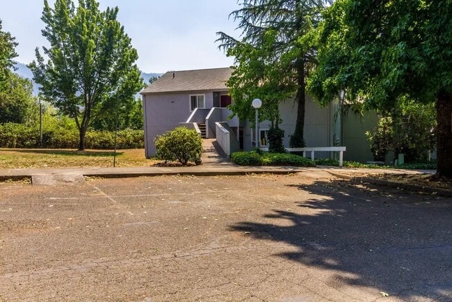 Building Photo - 721 SE Meadowlark Ave