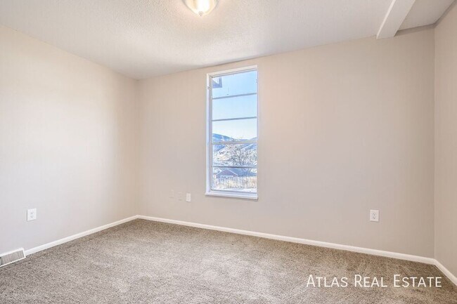 Foto del edificio - 331 N Columbine St