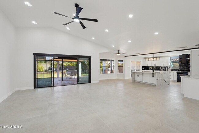 Foto del edificio - 5704 E Estrid Ave