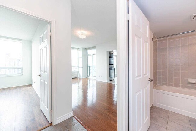 Photo du bâtiment - 208-3208 Enfield Pl