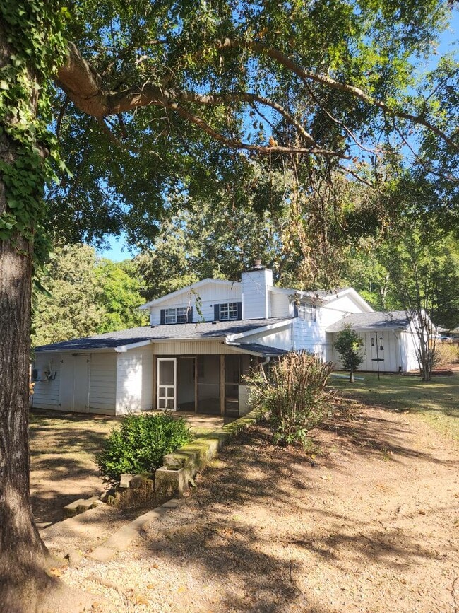 Building Photo - 3301 Roland Rd
