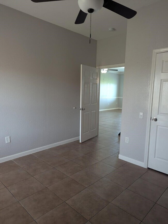 Foto del edificio - 6500 S Farm-to-Market 565 Rd