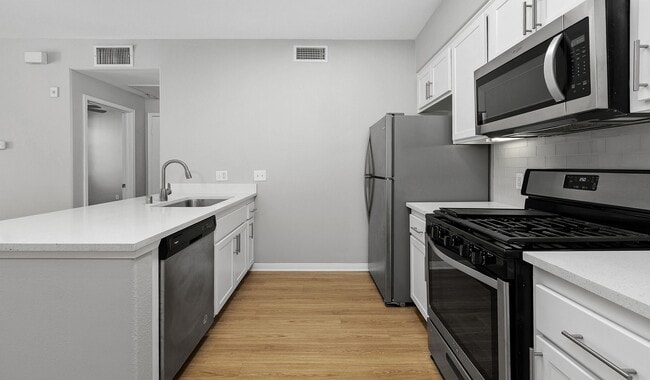 Crea comidas y recuerdos en tu cocina moderna. - Lasselle Place