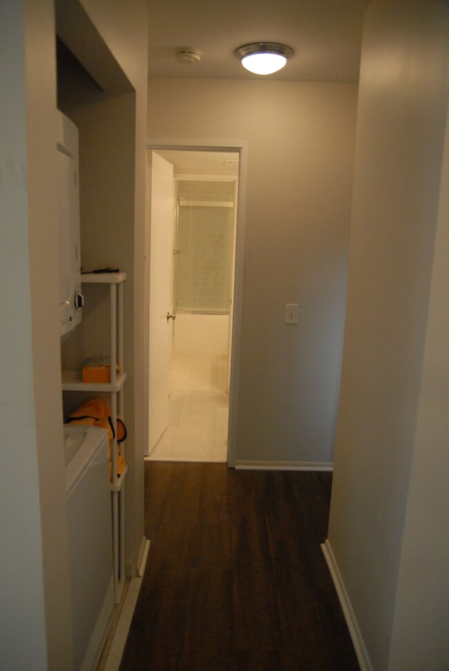Building Photo - 2438 Glengyle Dr