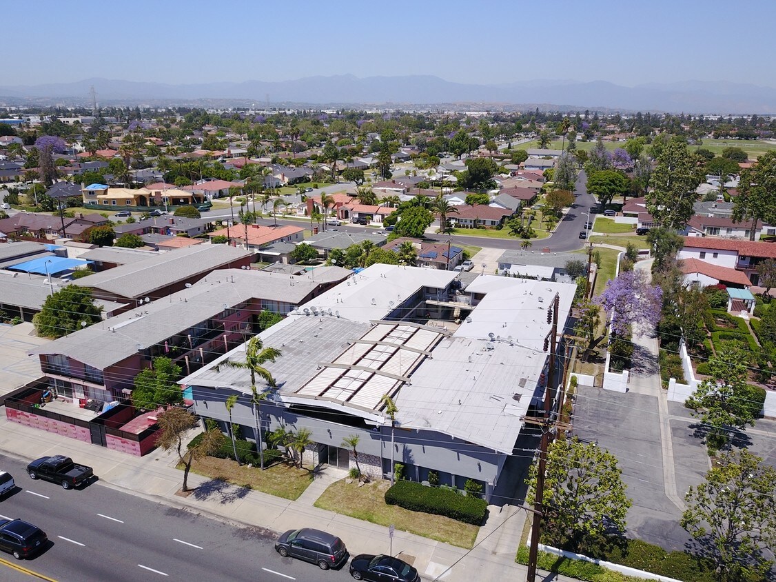 Foto principal - 7745 Florence Ave