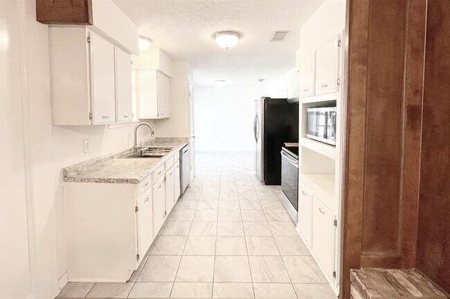 Building Photo - 305 Castlelake Dr
