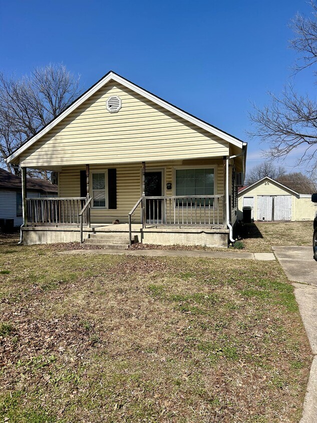 Primary Photo - 2208 E Broadway St