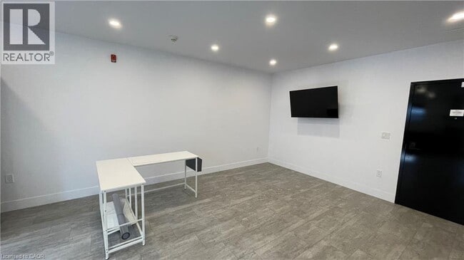 Building Photo - 284 James St N