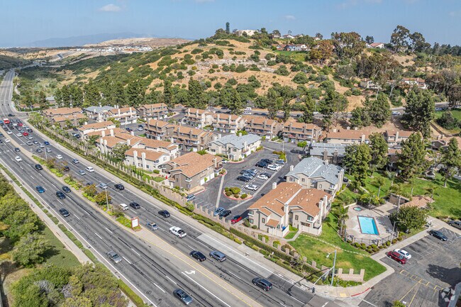 Context View - 571 Portsmouth Dr