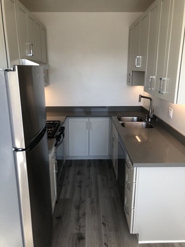 Foto del edificio - PRICE REDUCED! Newly renovated rent contro...