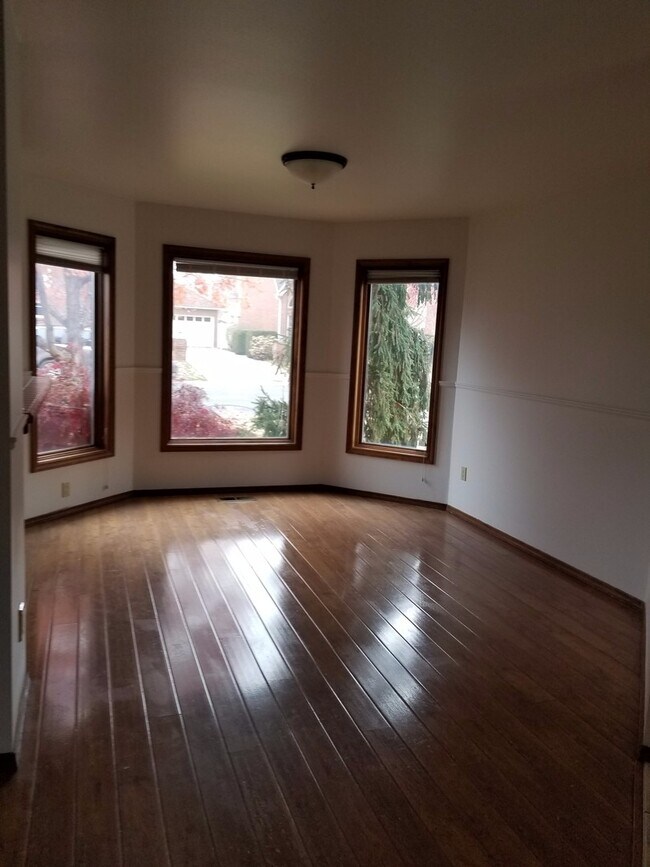 Building Photo - Bellevue Manor 2br 2ba Double garage