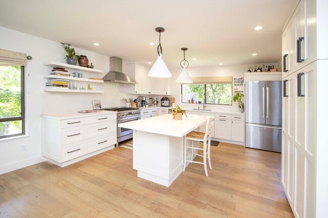 Building Photo - Completely remodeled Sun Valley home