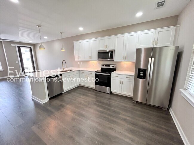Foto del edificio - Limited Time Special Offer / 2 Bed/2.5 Bath Townhome with Off-Street Parking / Pet-Friendly / Ava...