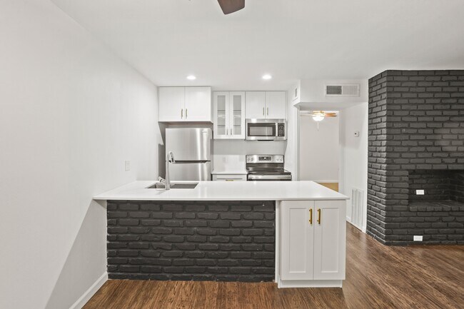 Building Photo - 2121 Fountain View Dr