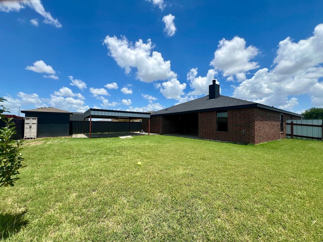 Foto del edificio - Spacious 4-Bedroom Home with Designer Touc...