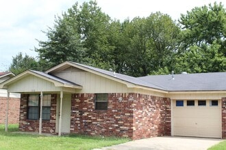 Building Photo - 1116 University Dr