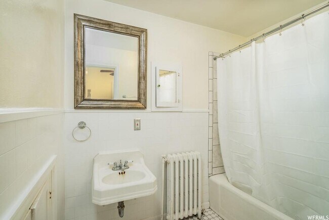 Foto del edificio - 2445 Custer Ave