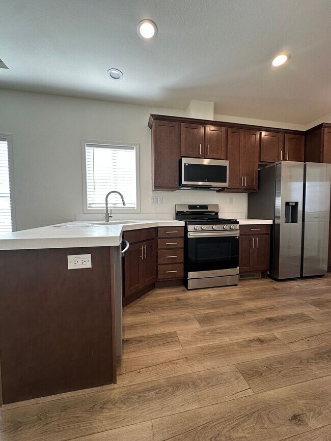 Foto del edificio - Rare horse property with huge workshop and dog kennels. Ready for move in