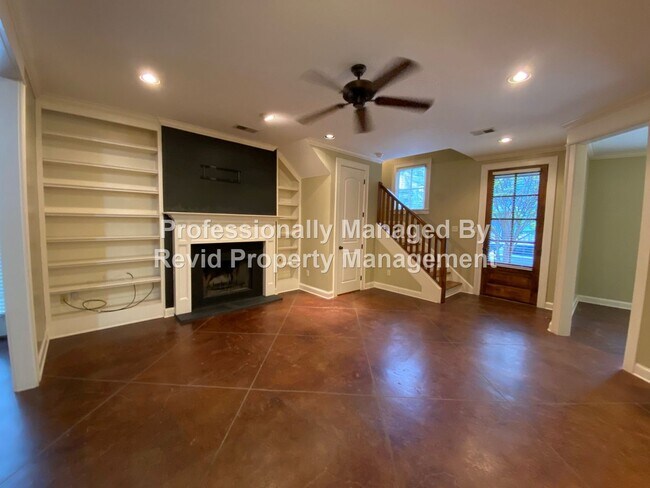 Building Photo - Spacious 3 Bedroom 2.5 Bath Home in the Co...
