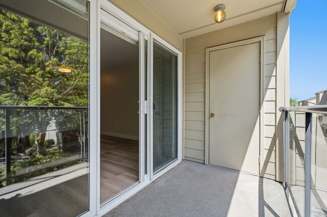 Foto del edificio - Mercer Island Condo with Reserved Parking & In-Unit Laundry!