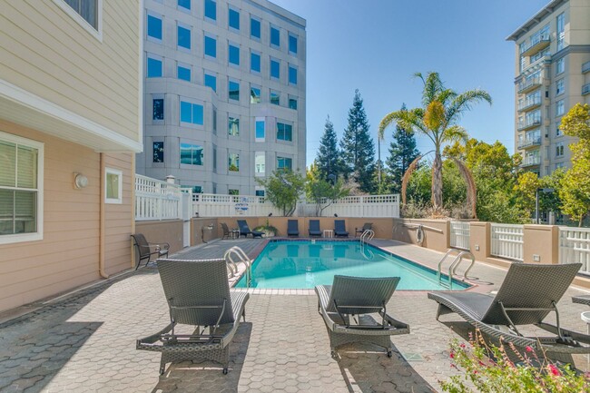 Foto del edificio - 550 Ortega Ave Apt B421 Awesome Penthouse ...