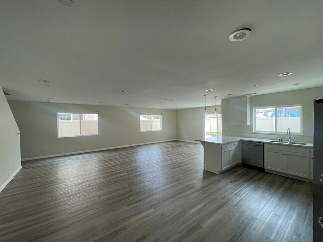 Building Photo - 4 bedrooms townhome in Chula Vista CA