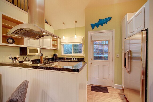 Foto del edificio - NEW PRICING! Furnished Cozy Bungalow Style...