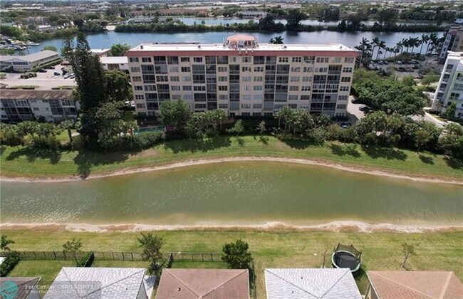 Building Photo - 1101 Crystal Lake Dr