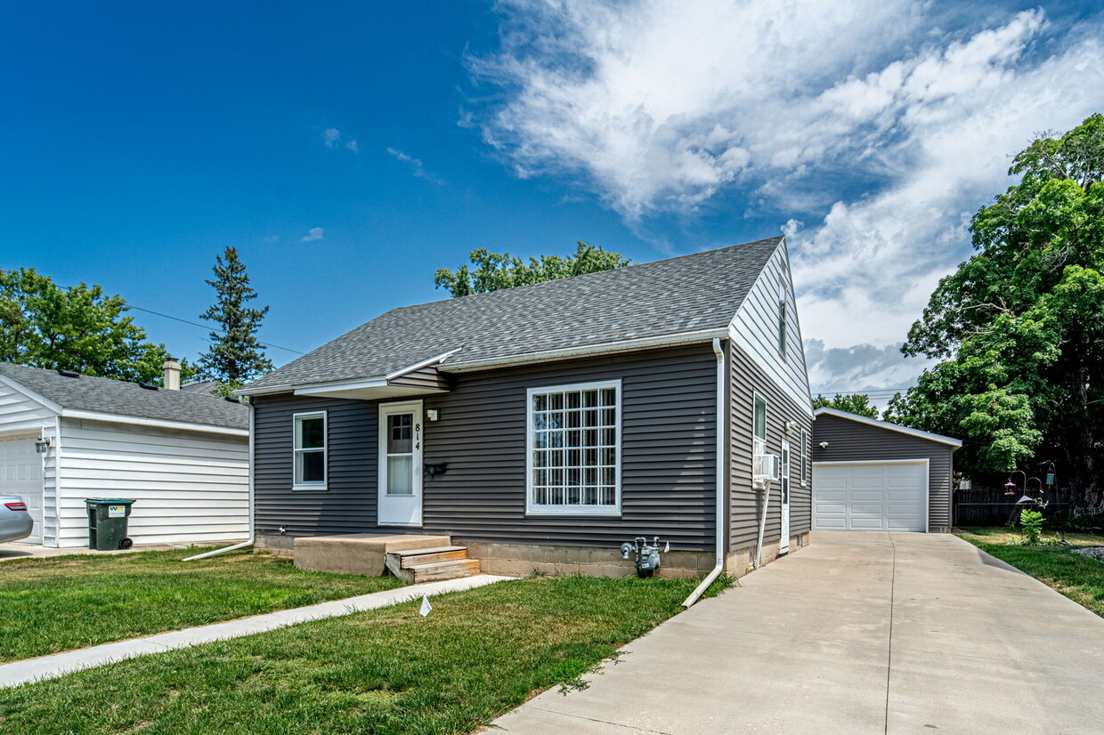 Primary Photo - 814 13th Ave NE