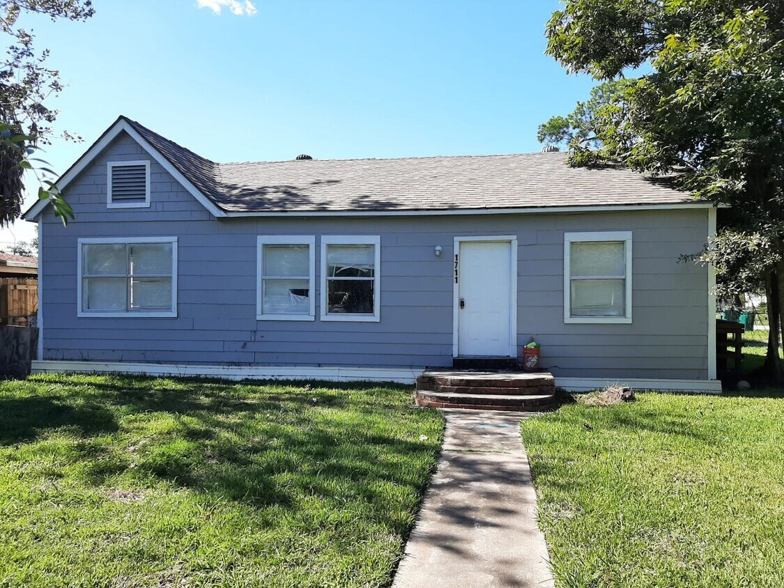 Foto principal - Recently Renovated Large 3 bedroom 1 bath ...